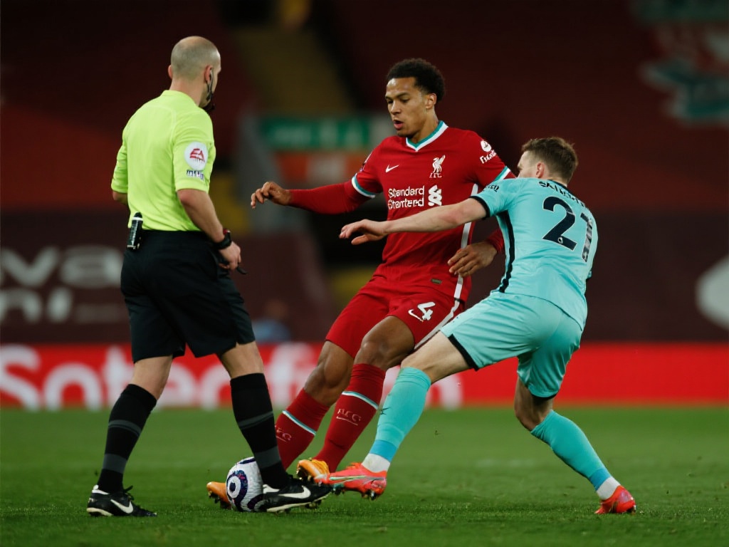 英超官方裁定罗伯逊进球无效:科纳特进攻中对斯凯利犯规 这一判罚的核心在于,裁判团队认为科纳特的